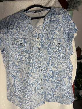 Cure Blouse Size 1XL Blue White Paisley Floral Button Down Short Sleeve